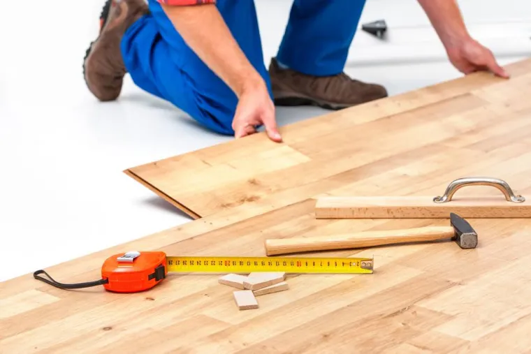Pose de parquet stratifié sur moquette, Saint-Quentin-sur-Isère, SBMA Menuiserie Agencement