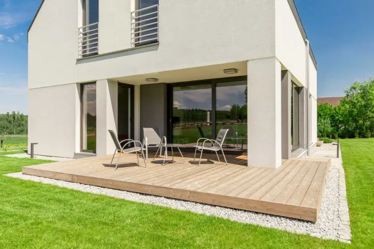 Pose de terrasse bois sur plot, Saint-Quentin-sur-Isère, SBMA Menuiserie Agencement