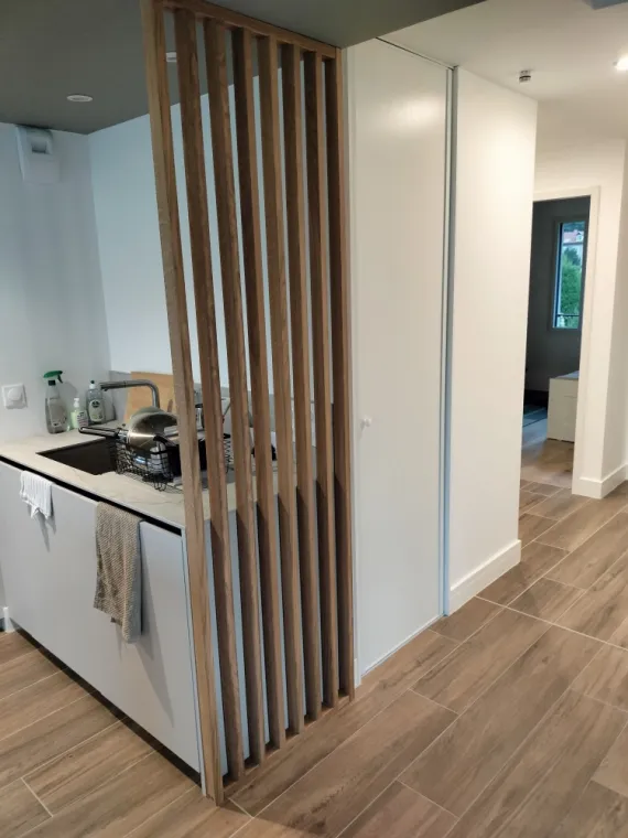 Fabrication et pose d'un claustra sur mesure en chêne à La Tronche, Saint-Quentin-sur-Isère, SBMA Menuiserie Agencement